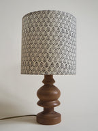 Lampe en bois avec abat-jour en block print