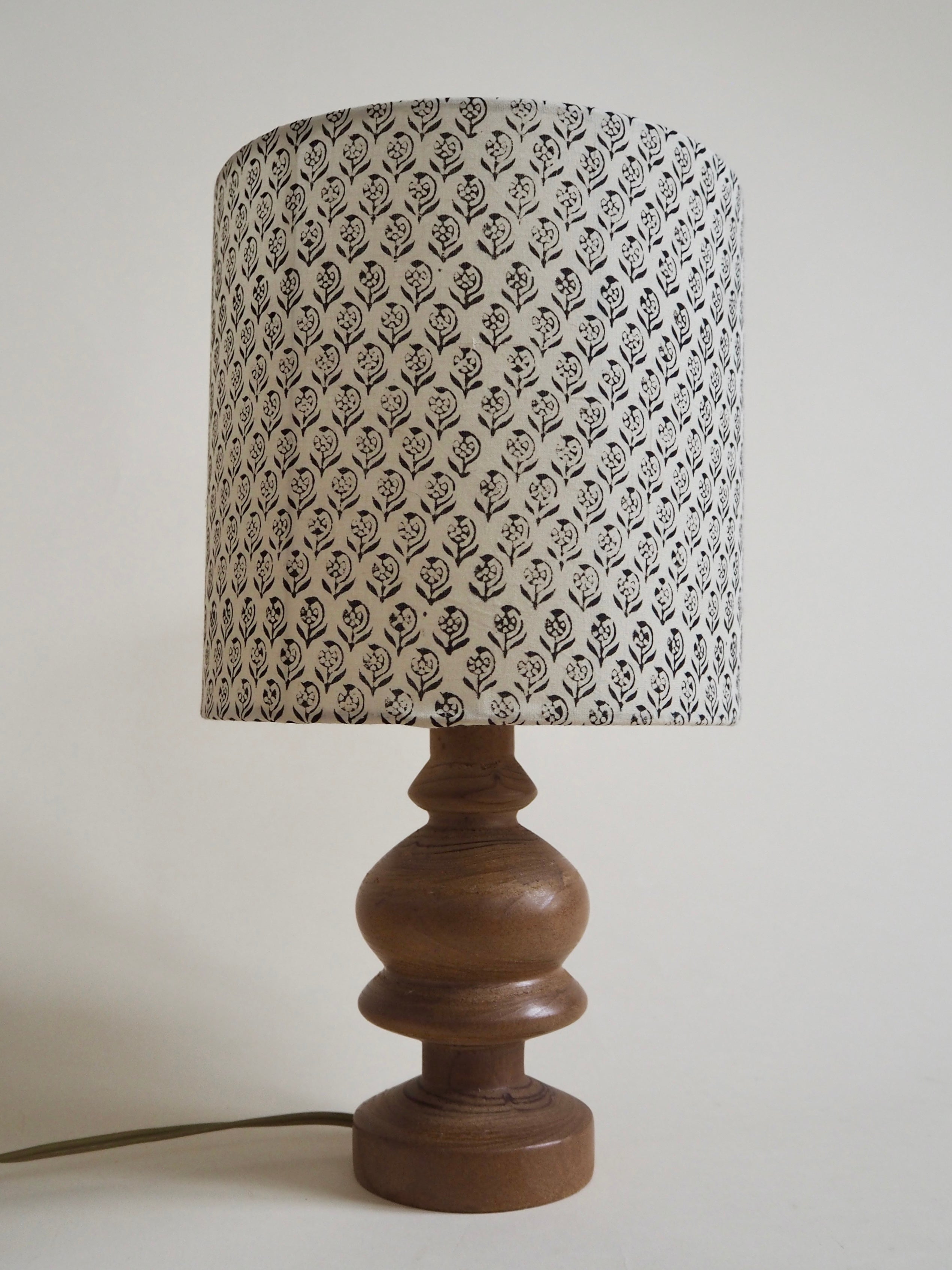 Lampe en bois avec abat-jour en block print