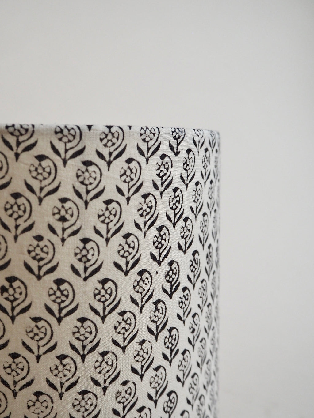 Lampe en bois avec abat-jour en block print