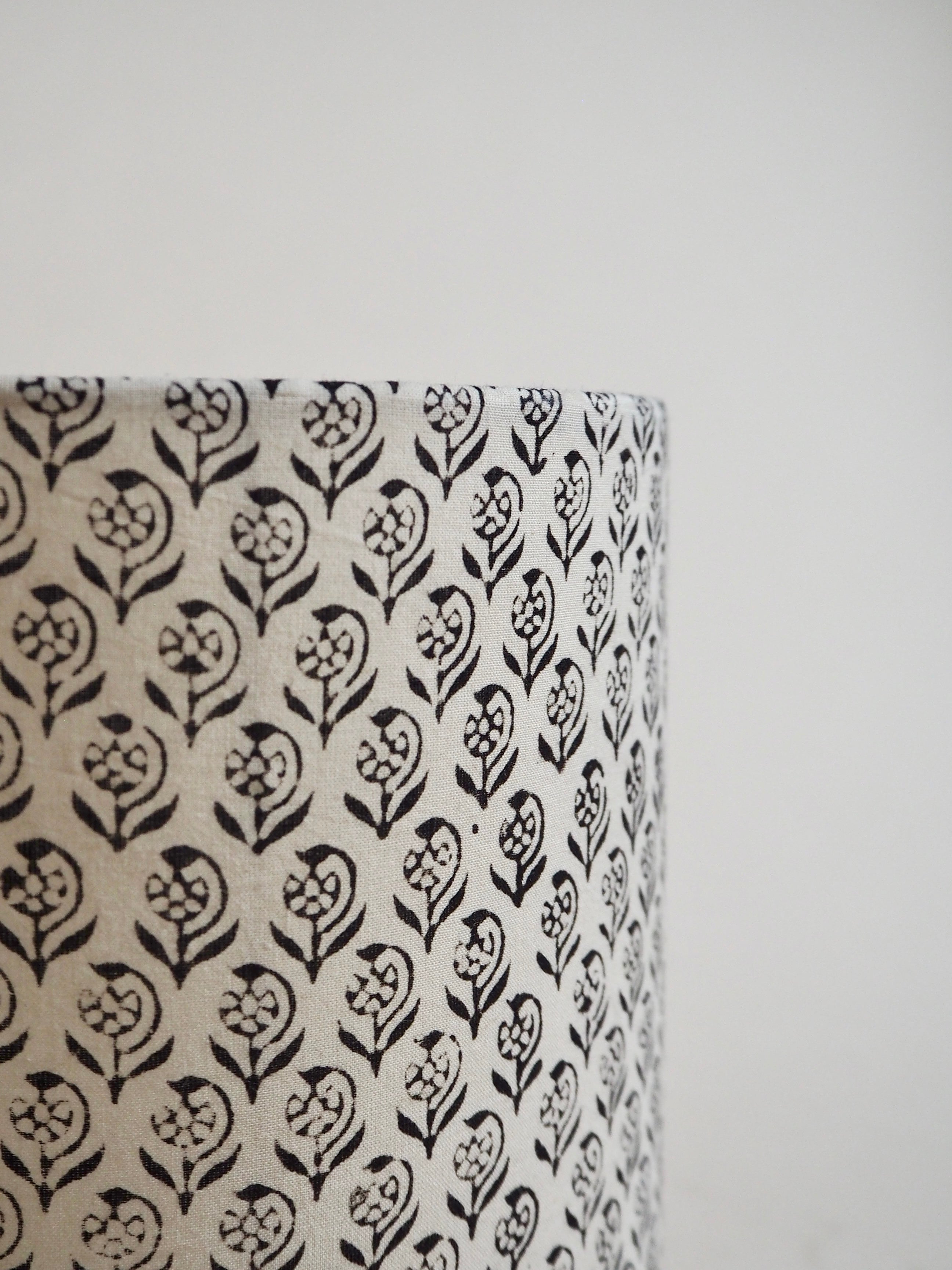 Lampe en bois avec abat-jour en block print