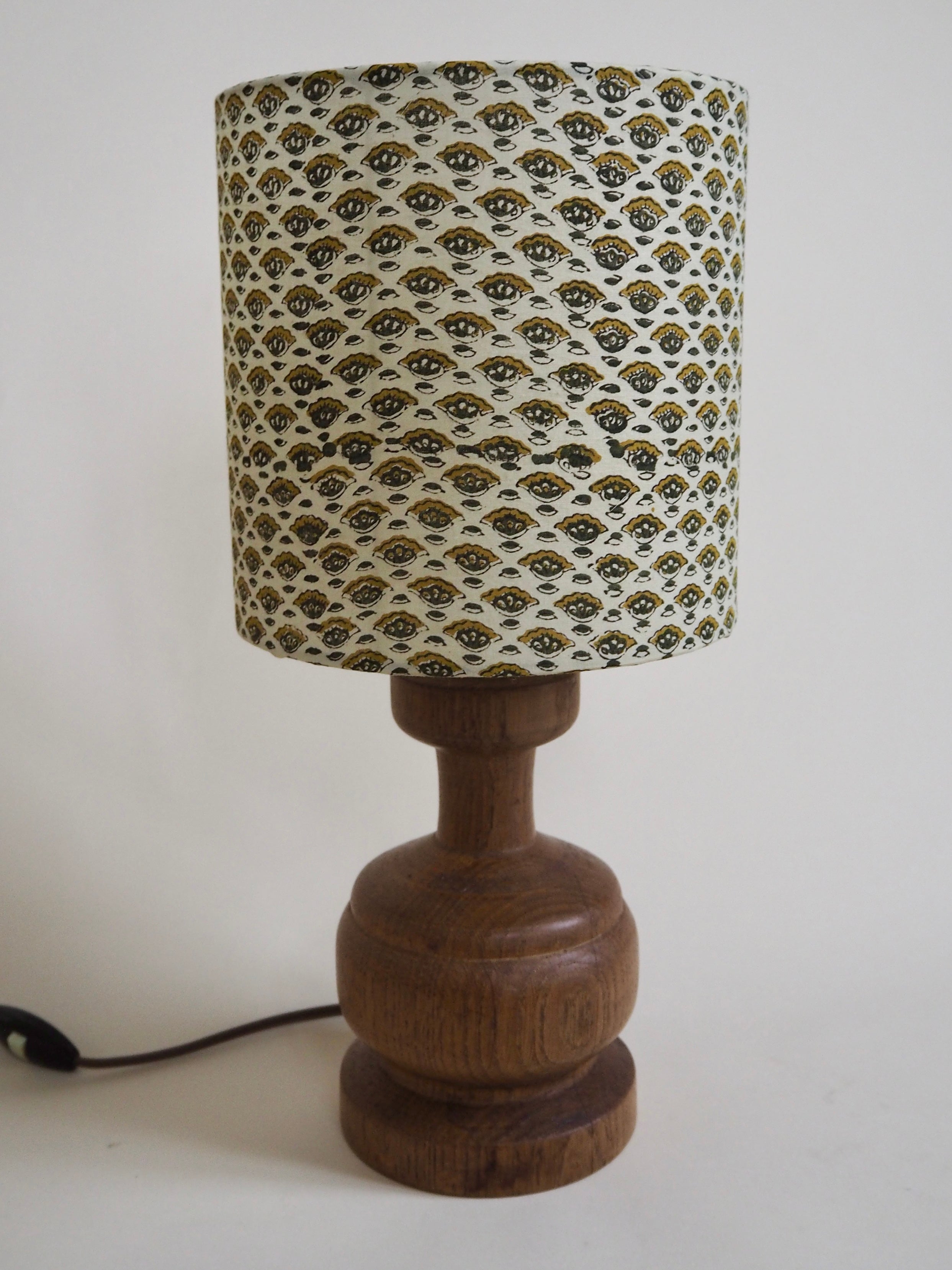 Lampe en bois avec abat-jour en block print