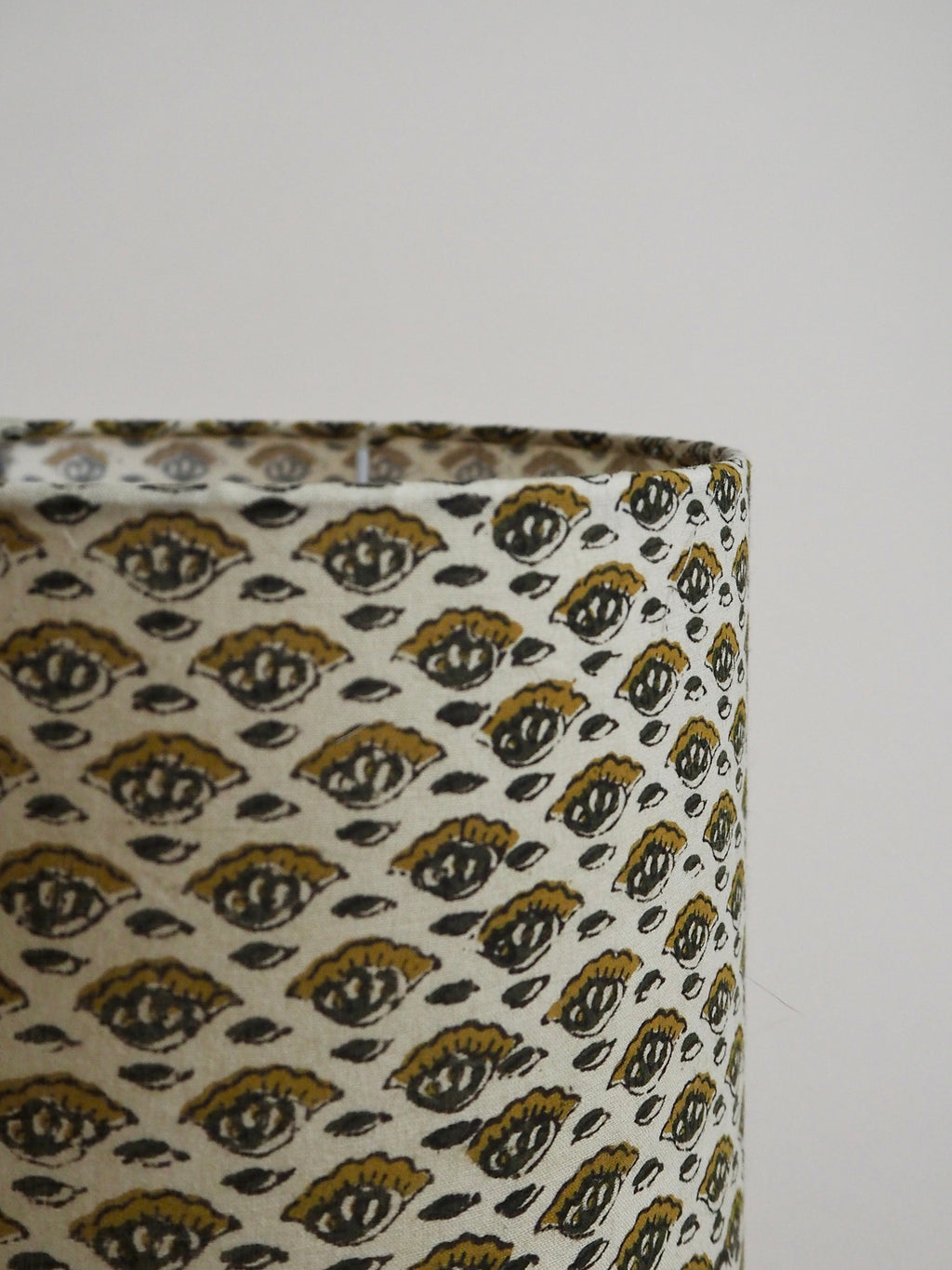 Lampe en bois avec abat-jour en block print