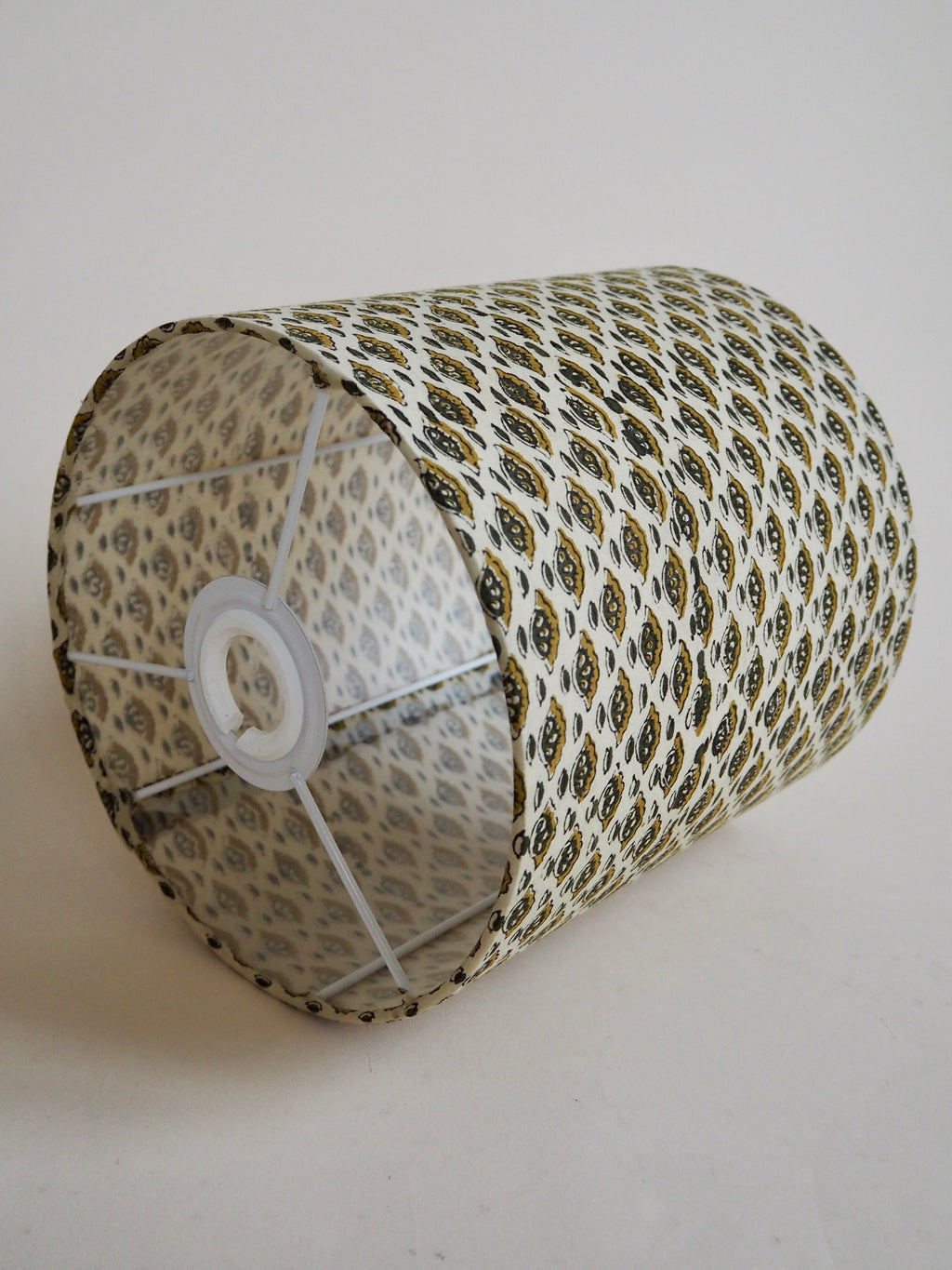Lampe en bois avec abat-jour en block print
