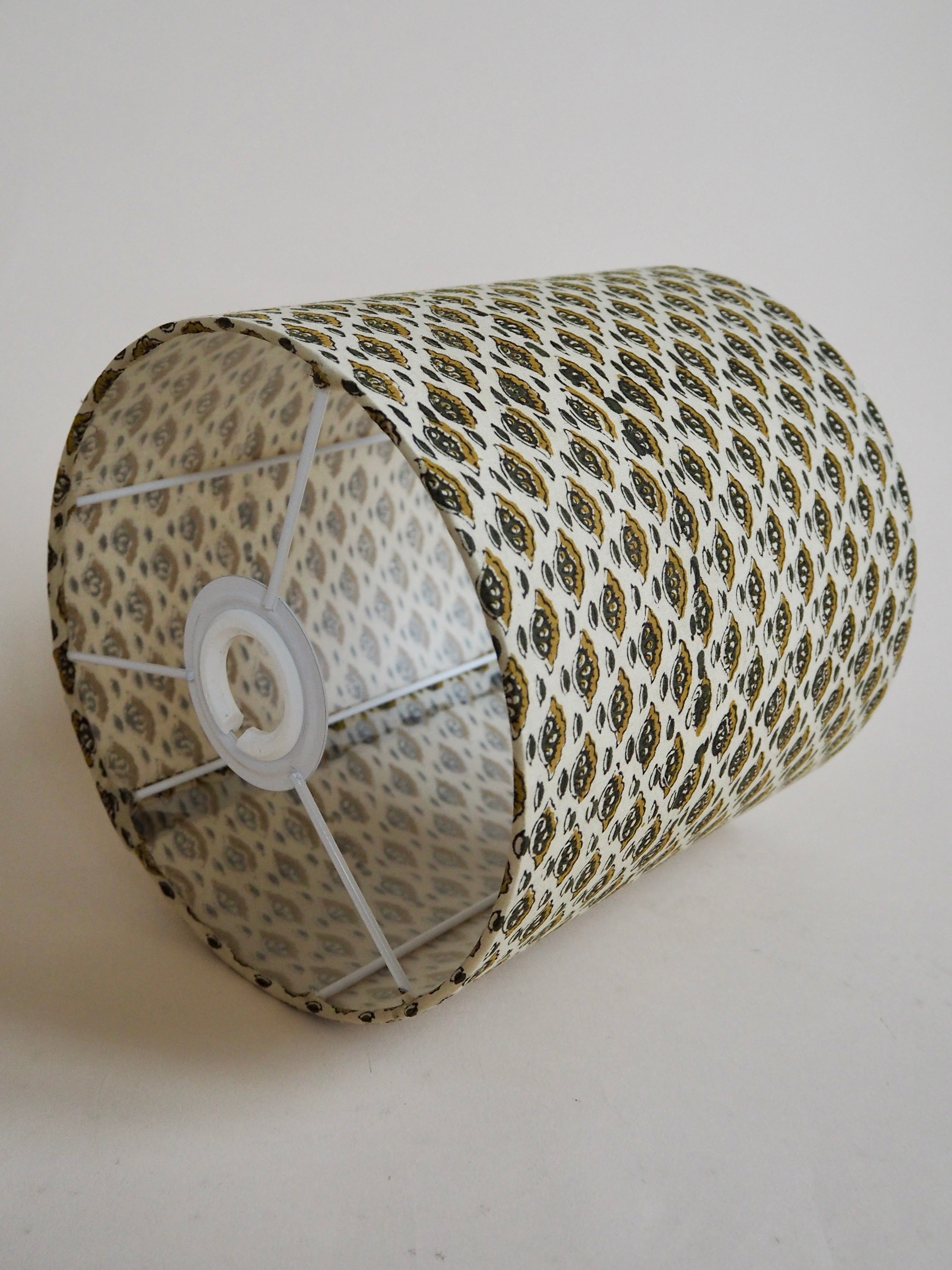 Lampe en bois avec abat-jour en block print