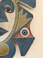 Masque mural en terre cuite peinte