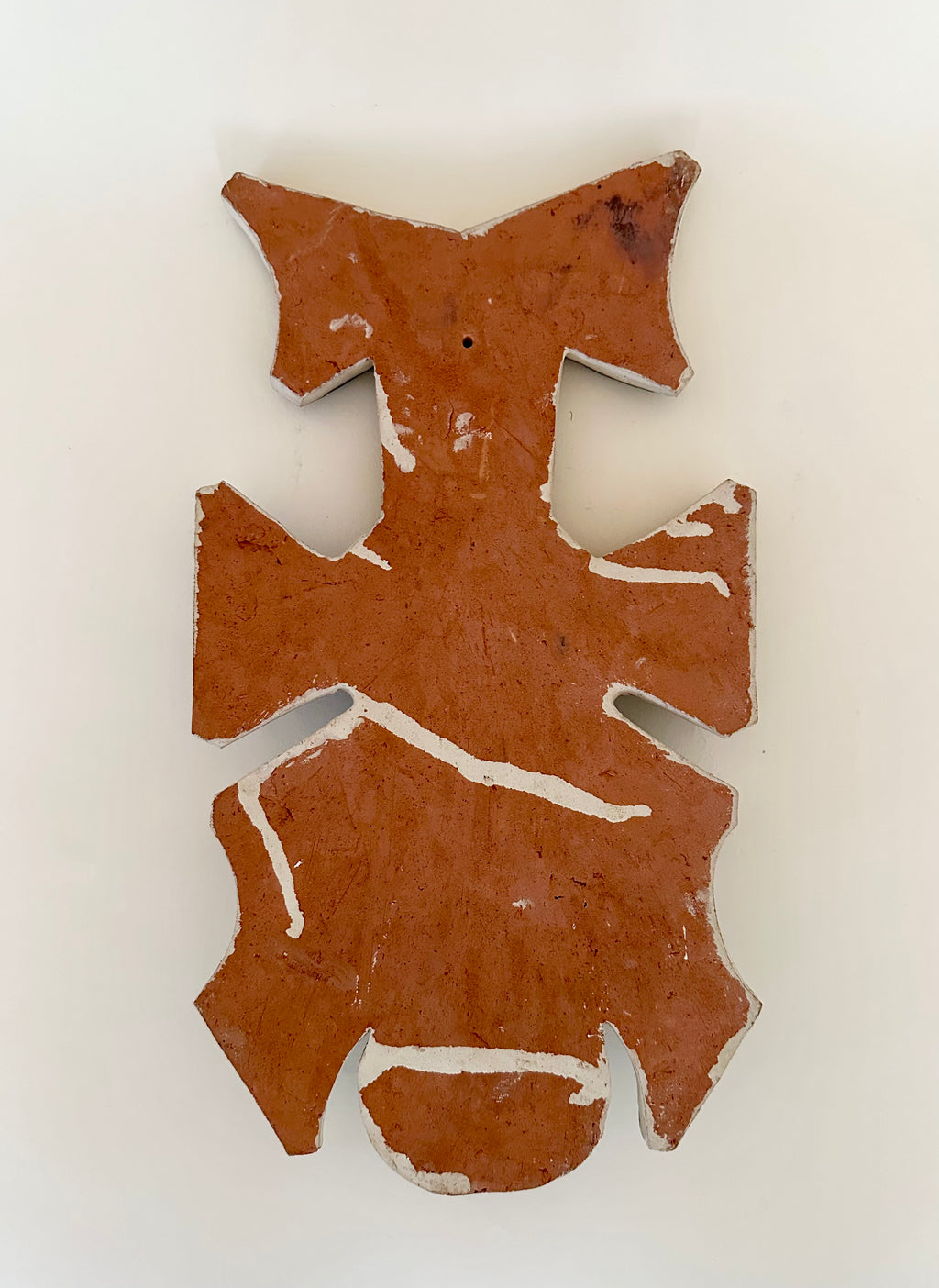 Masque mural en terre cuite peinte