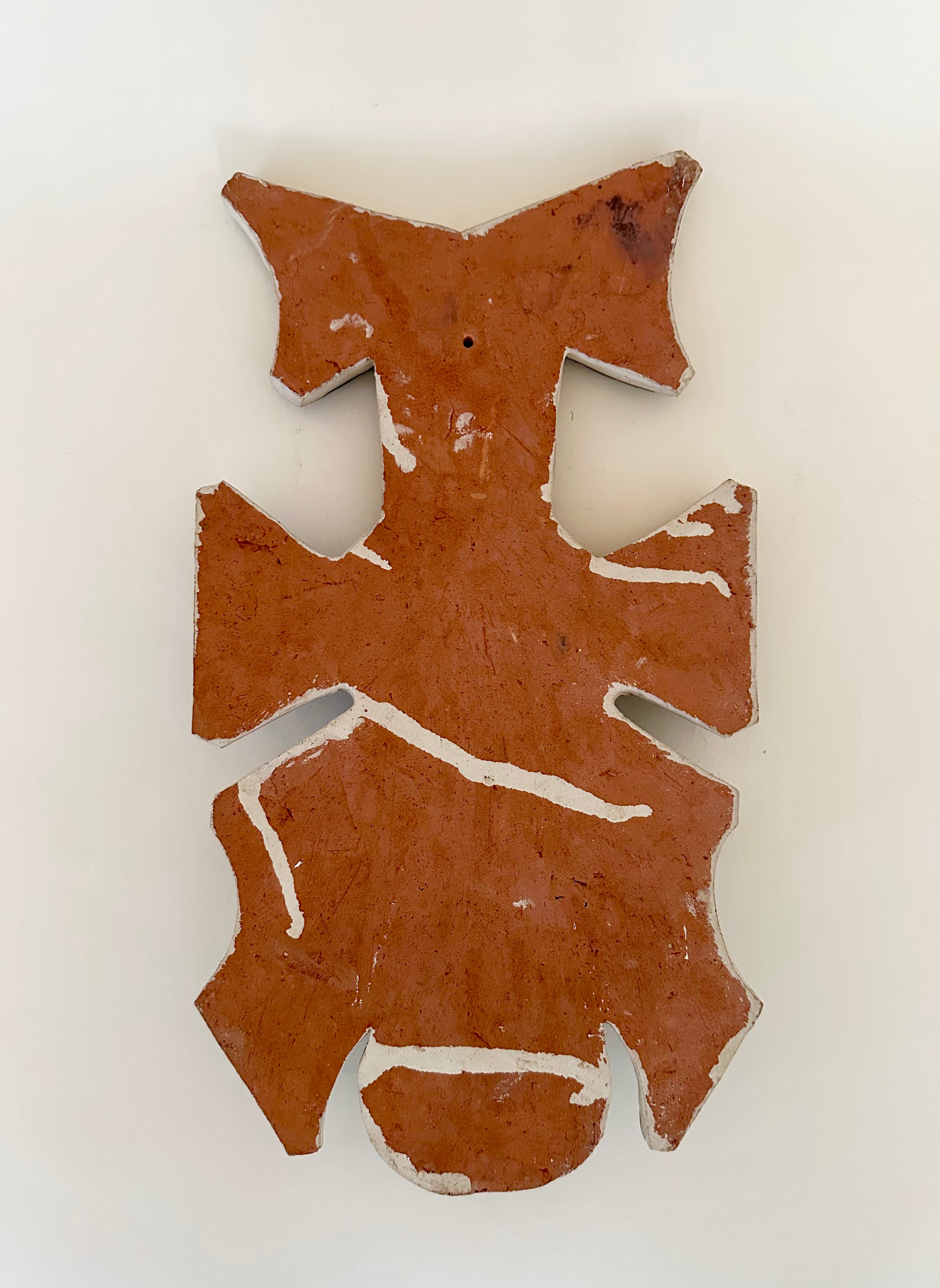 Masque mural en terre cuite peinte