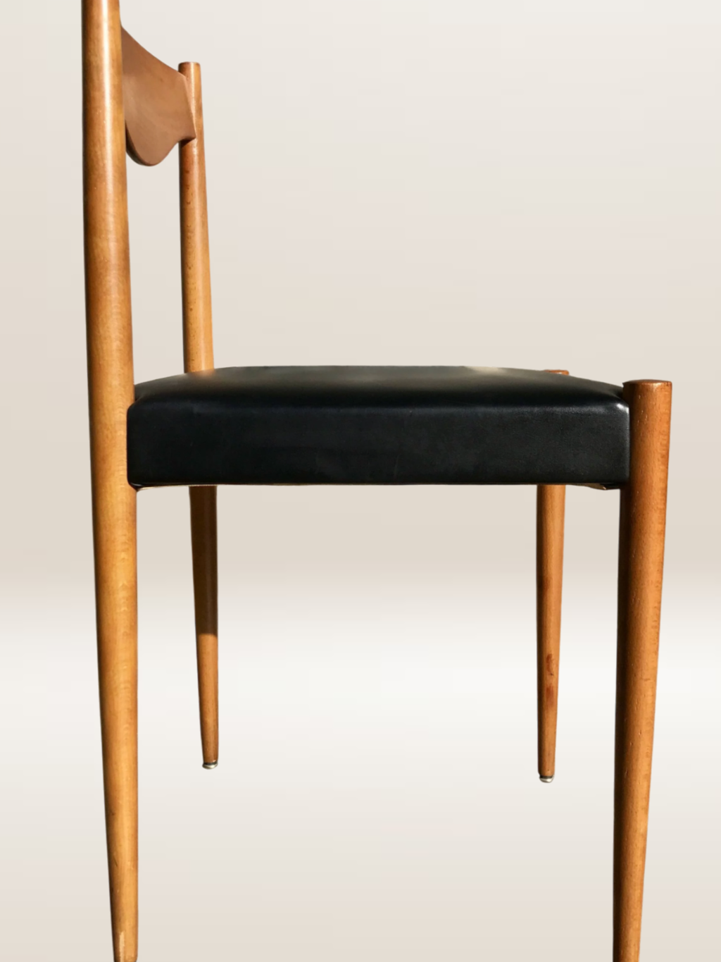 Set de 6 chaises modernistes avec assises en skaï noir
