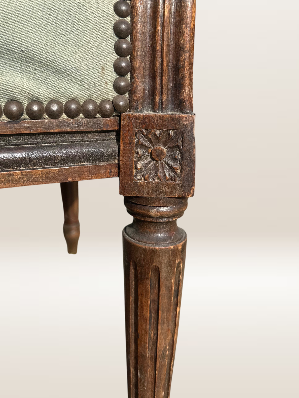 Fauteuil médaillon de style Louis XVI