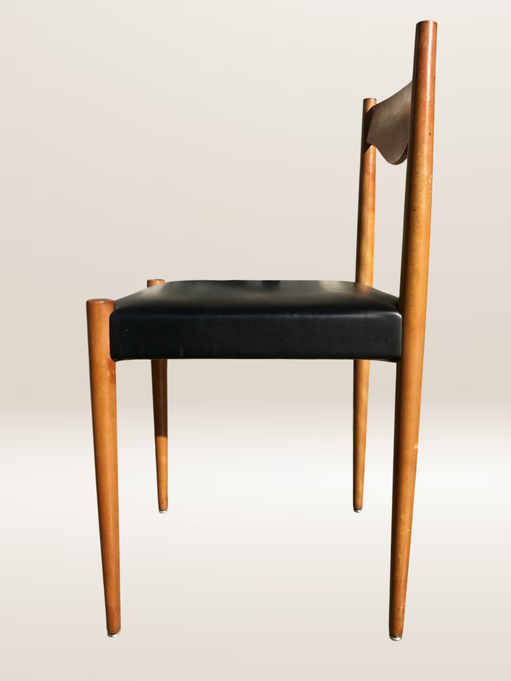 Set de 6 chaises modernistes avec assises en skaï noir