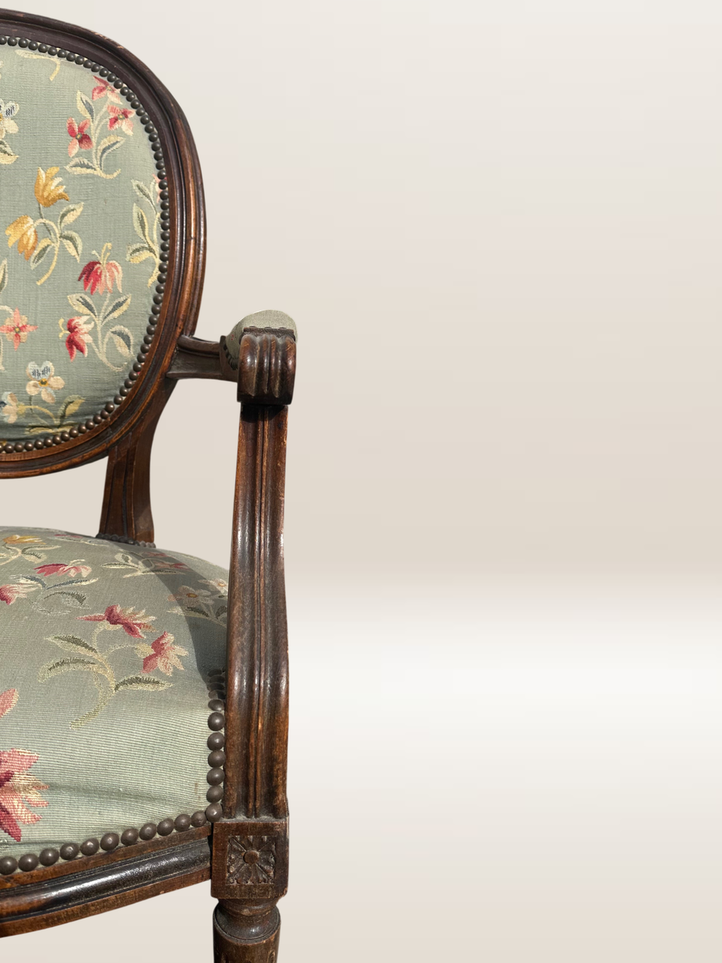 Fauteuil médaillon de style Louis XVI