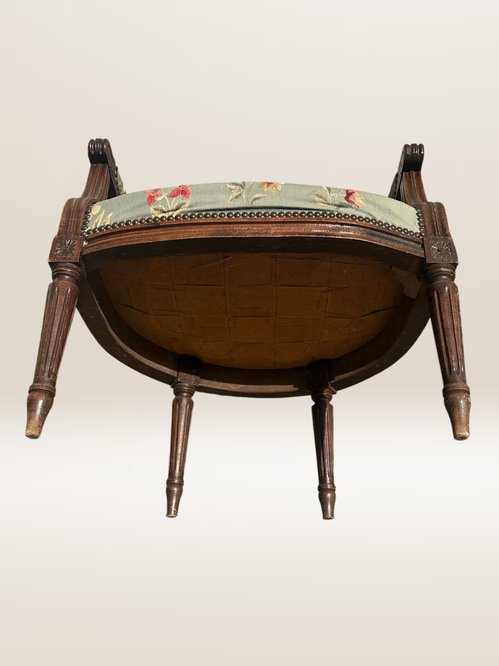 Fauteuil médaillon de style Louis XVI