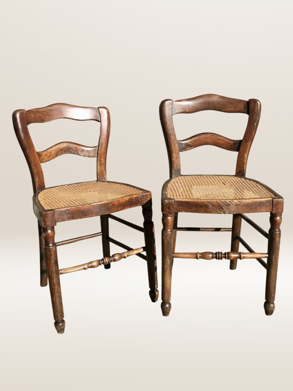 Paire de chaises en bois et cannage