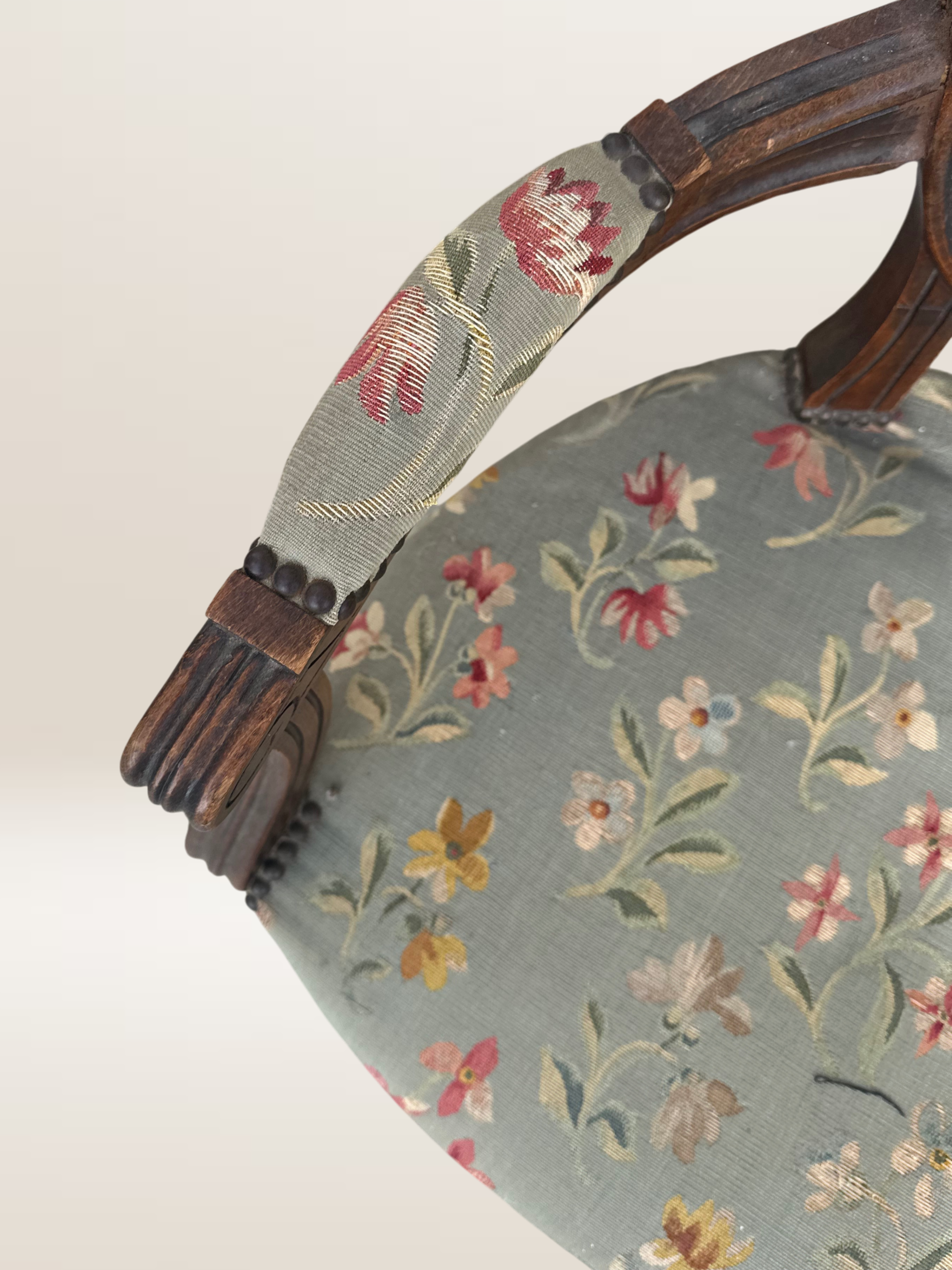 Fauteuil médaillon de style Louis XVI