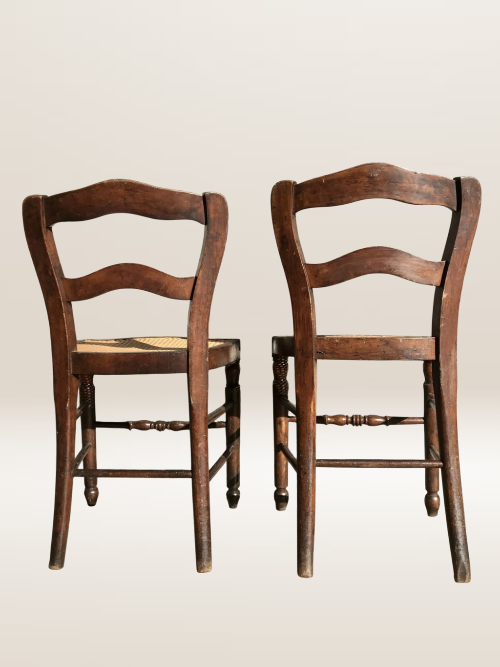 Paire de chaises en bois et cannage