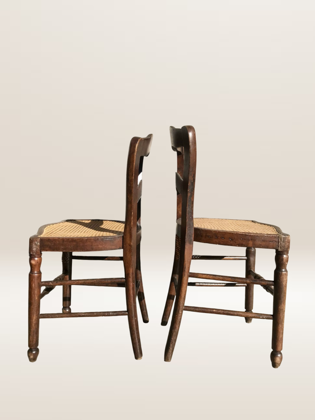 Paire de chaises en bois et cannage