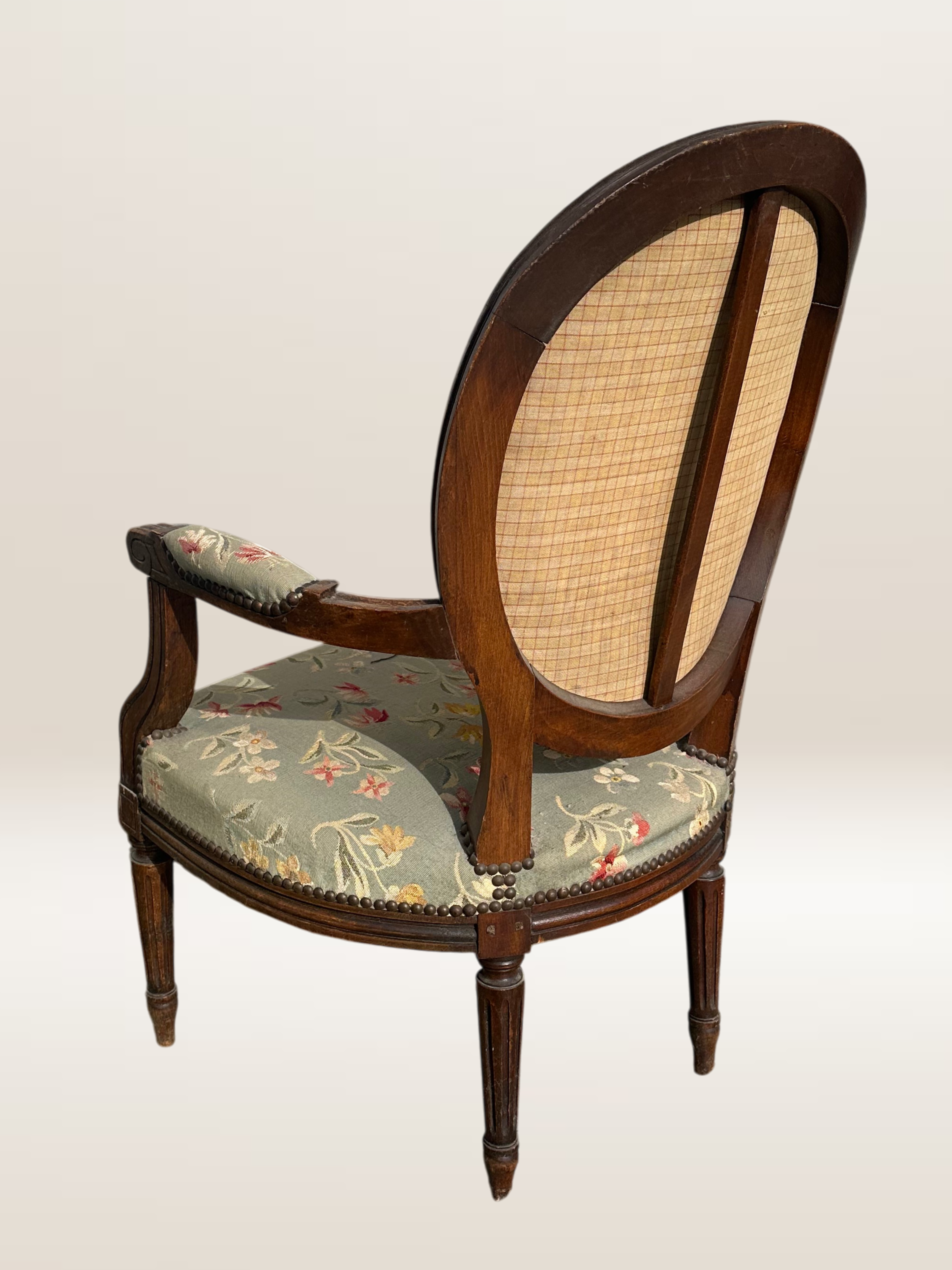Fauteuil médaillon de style Louis XVI