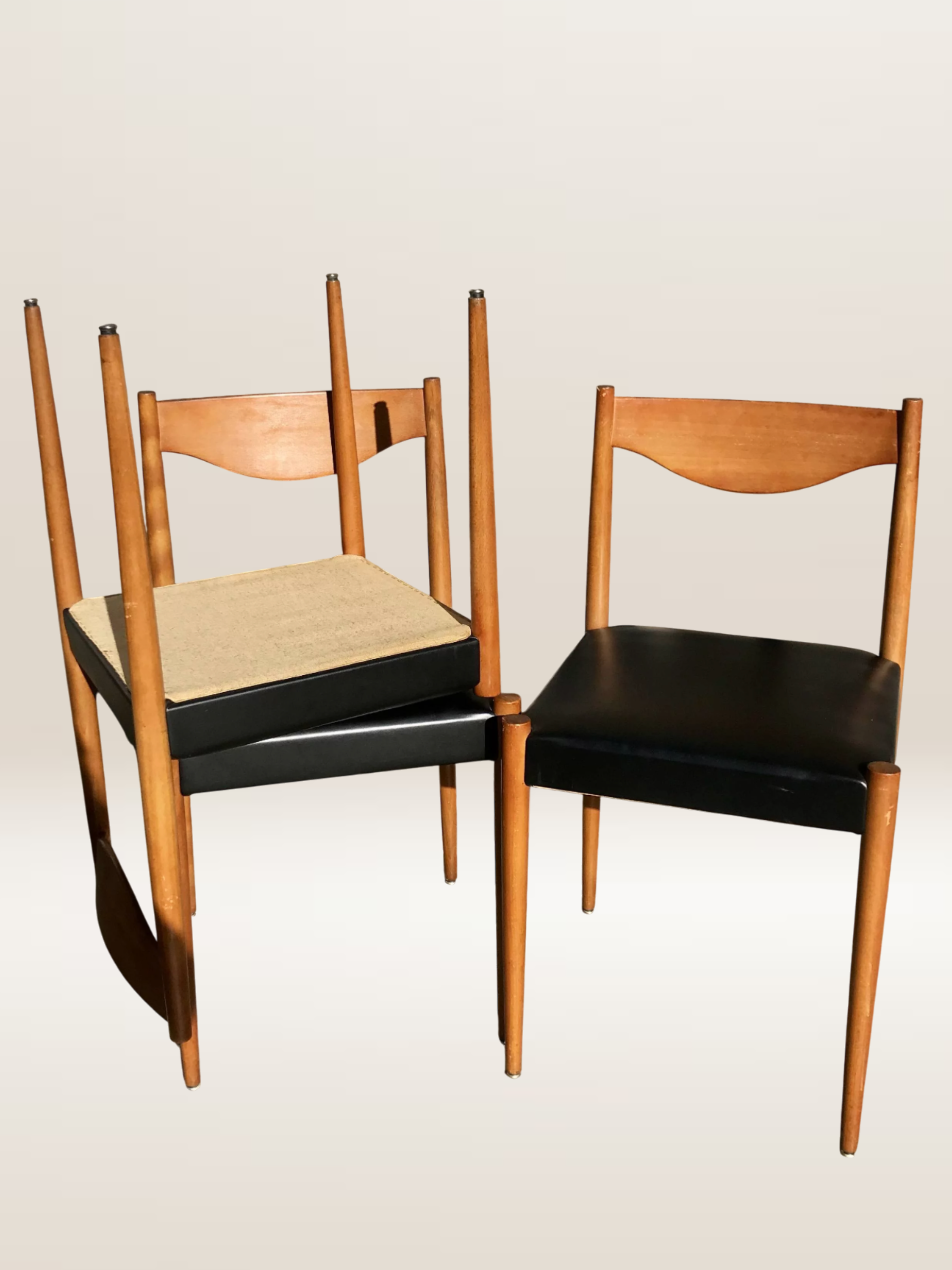 Set de 6 chaises modernistes avec assises en skaï noir