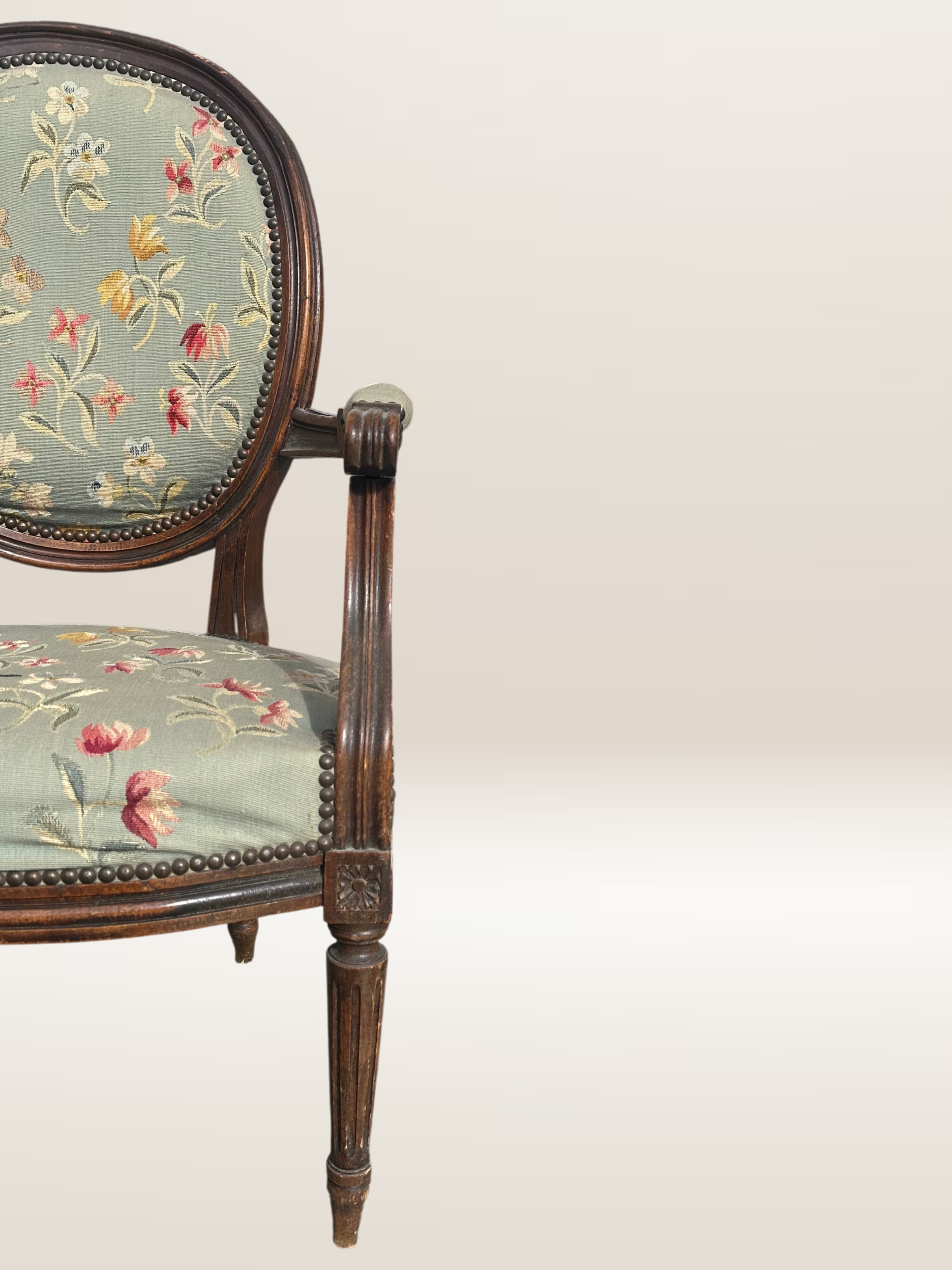 Fauteuil médaillon de style Louis XVI