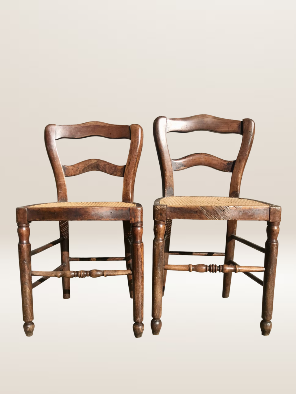 Paire de chaises en bois et cannage