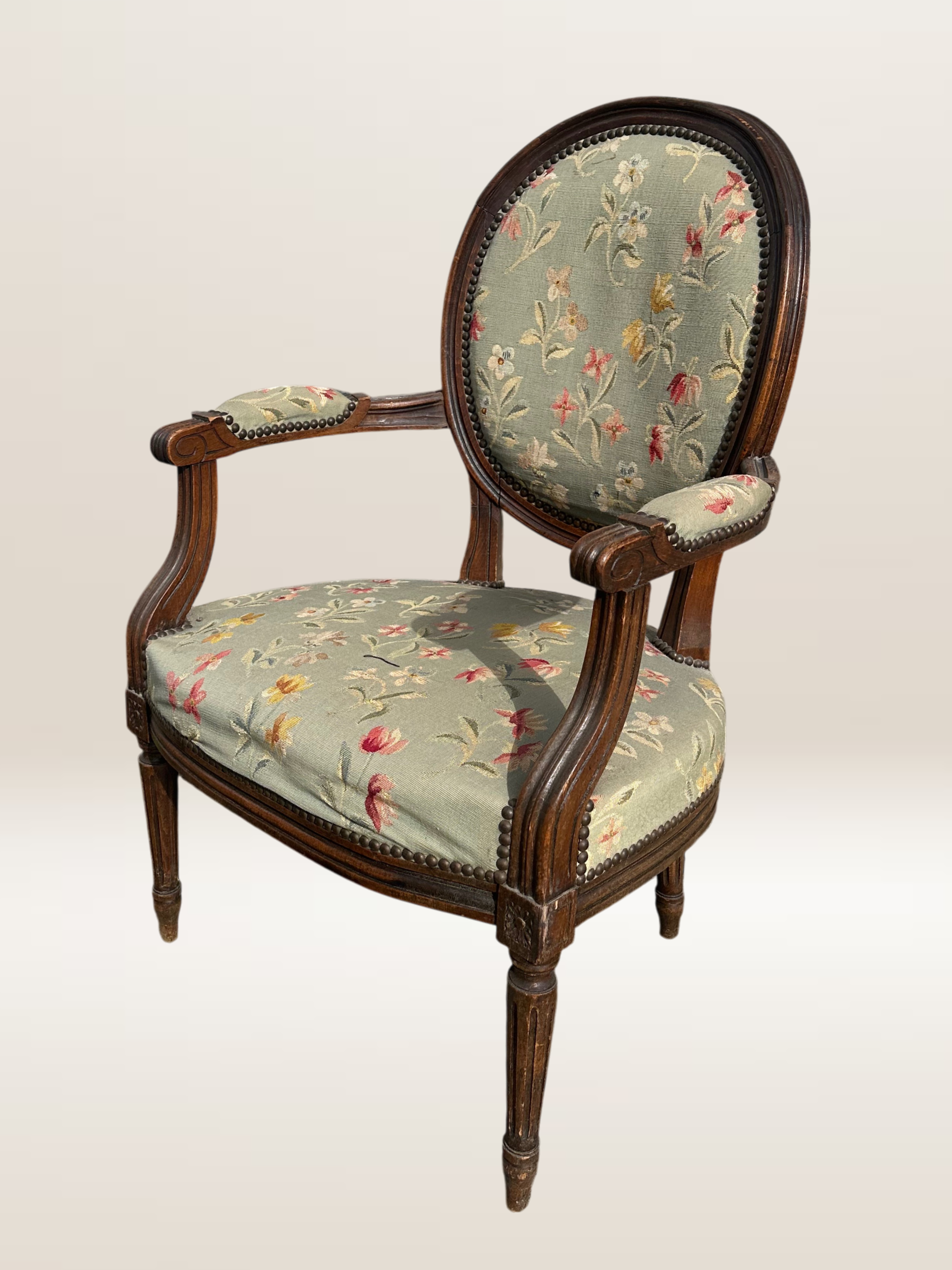 Fauteuil médaillon de style Louis XVI
