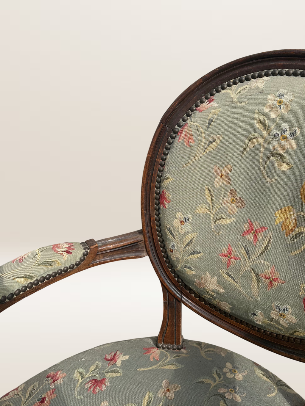 Fauteuil médaillon de style Louis XVI