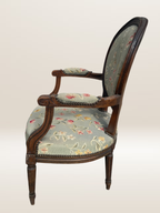 Fauteuil médaillon de style Louis XVI
