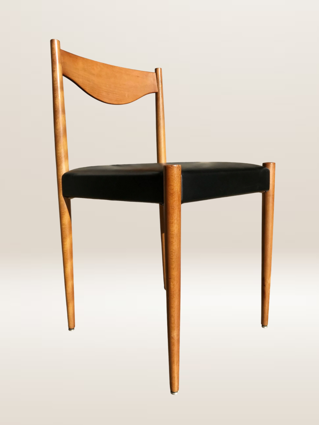 Set de 6 chaises modernistes avec assises en skaï noir