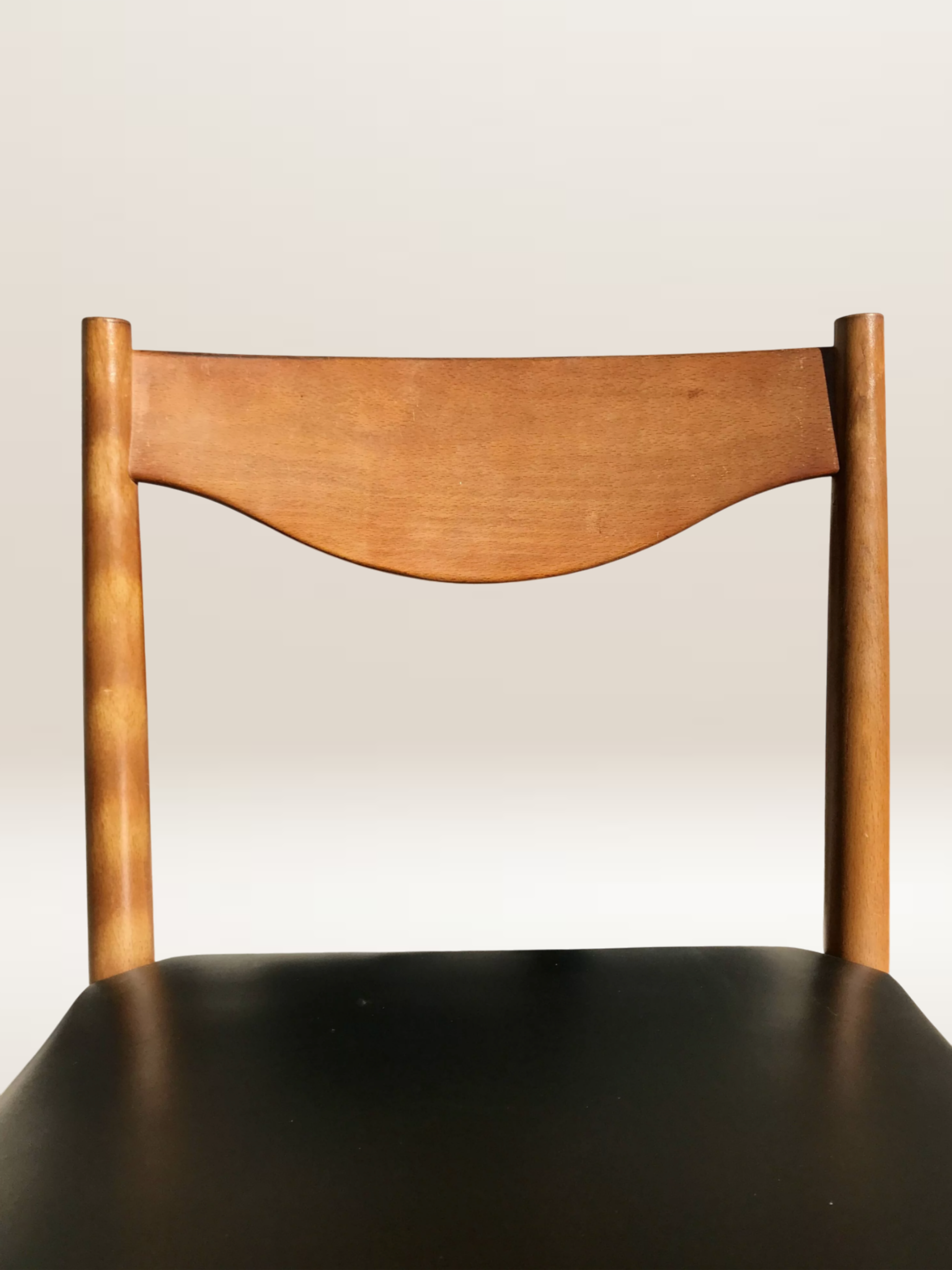 Set de 6 chaises modernistes avec assises en skaï noir