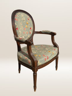 Fauteuil médaillon de style Louis XVI