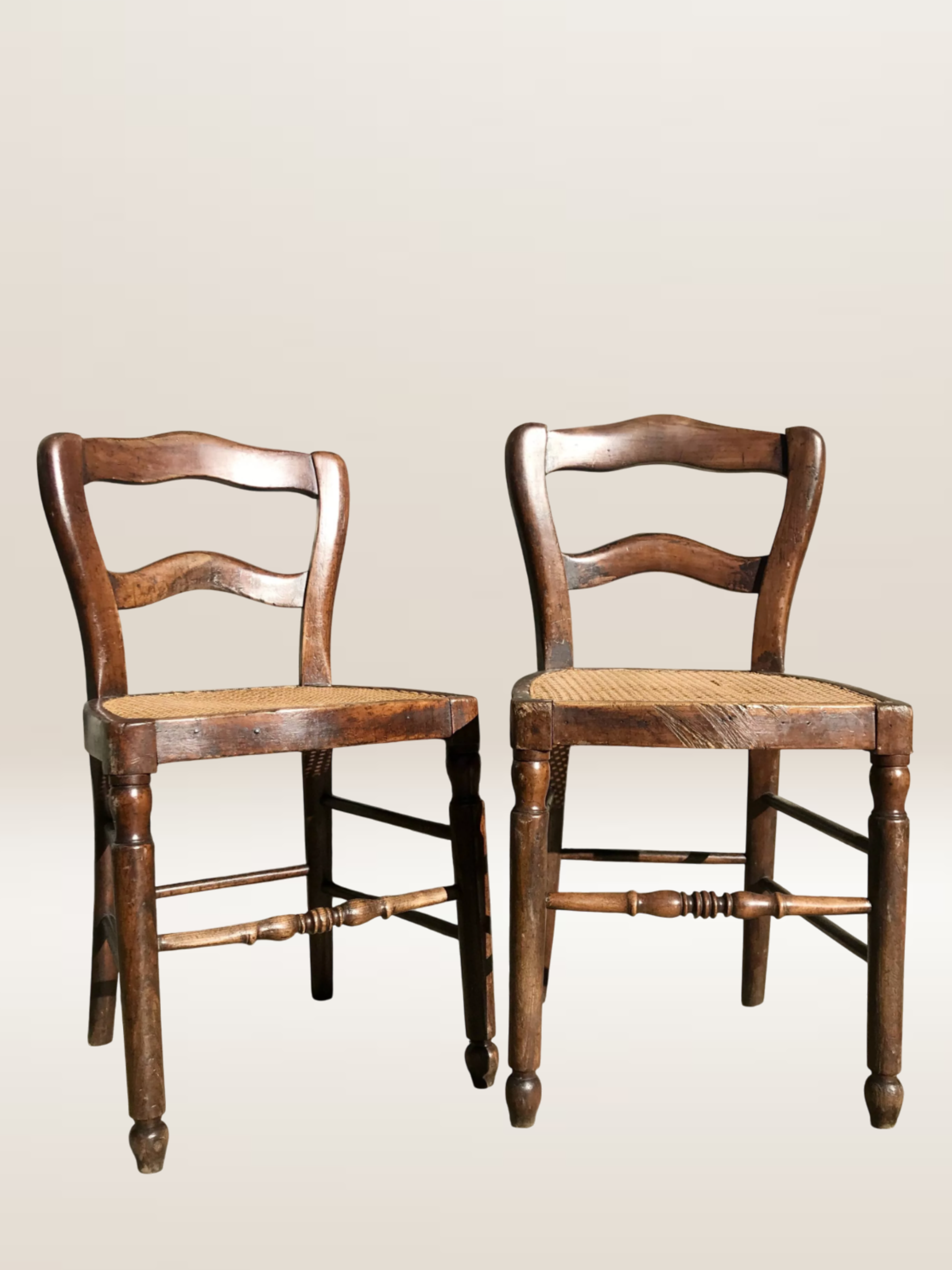 Paire de chaises en bois et cannage