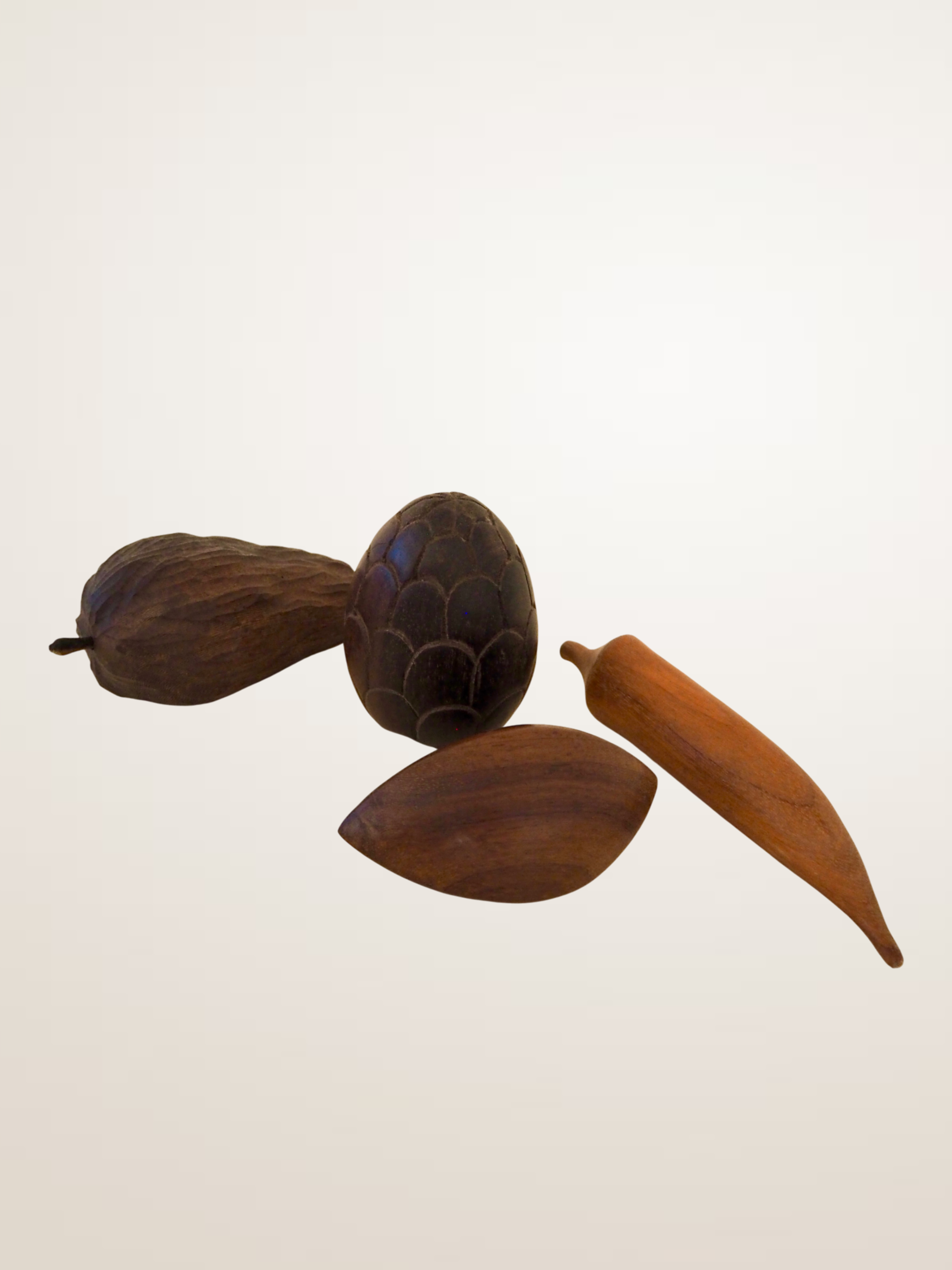 Ensemble de fruits décoratifs en bois sculpté