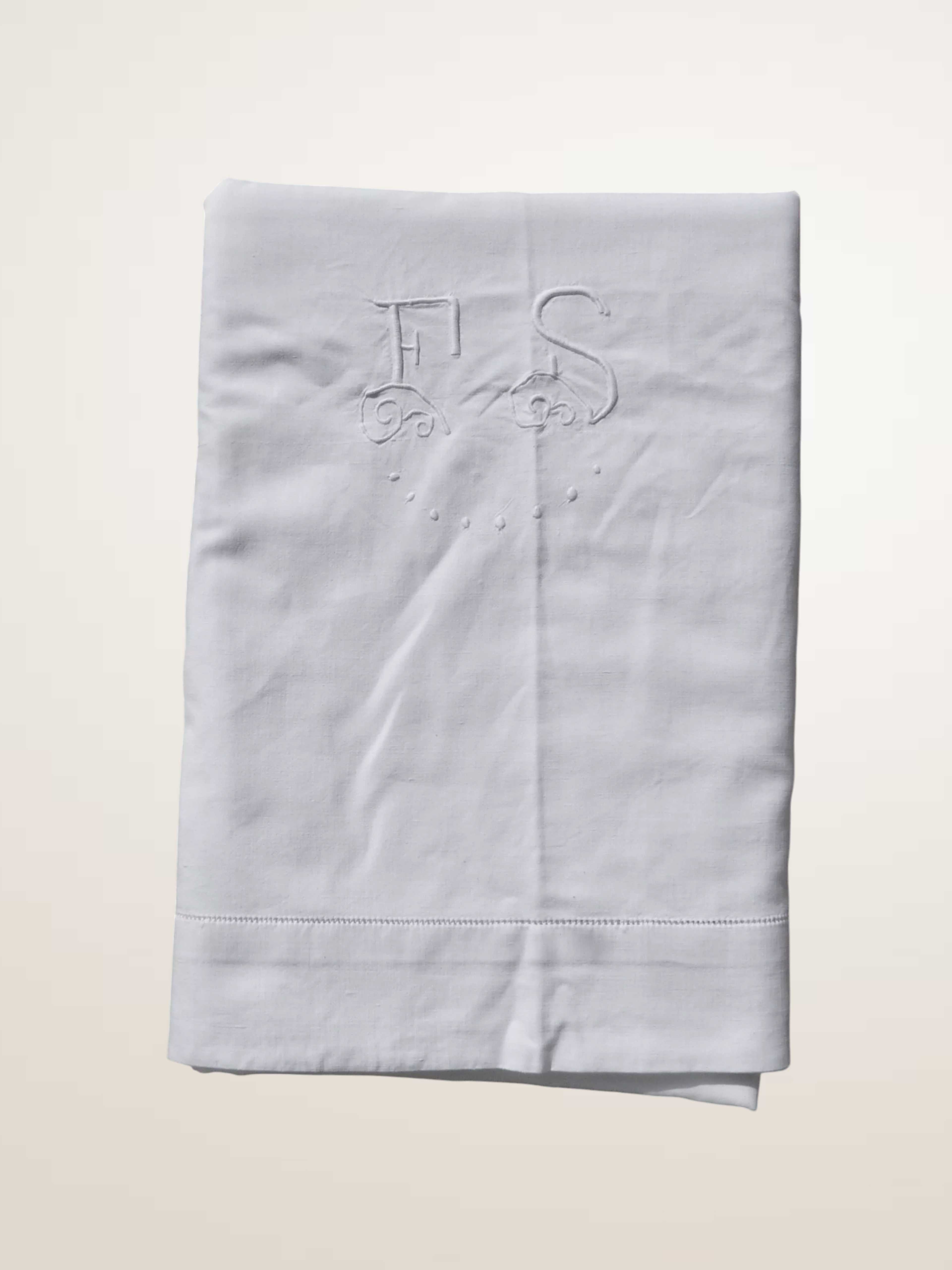Drap ancien en métis, monogrammé FS avec jour