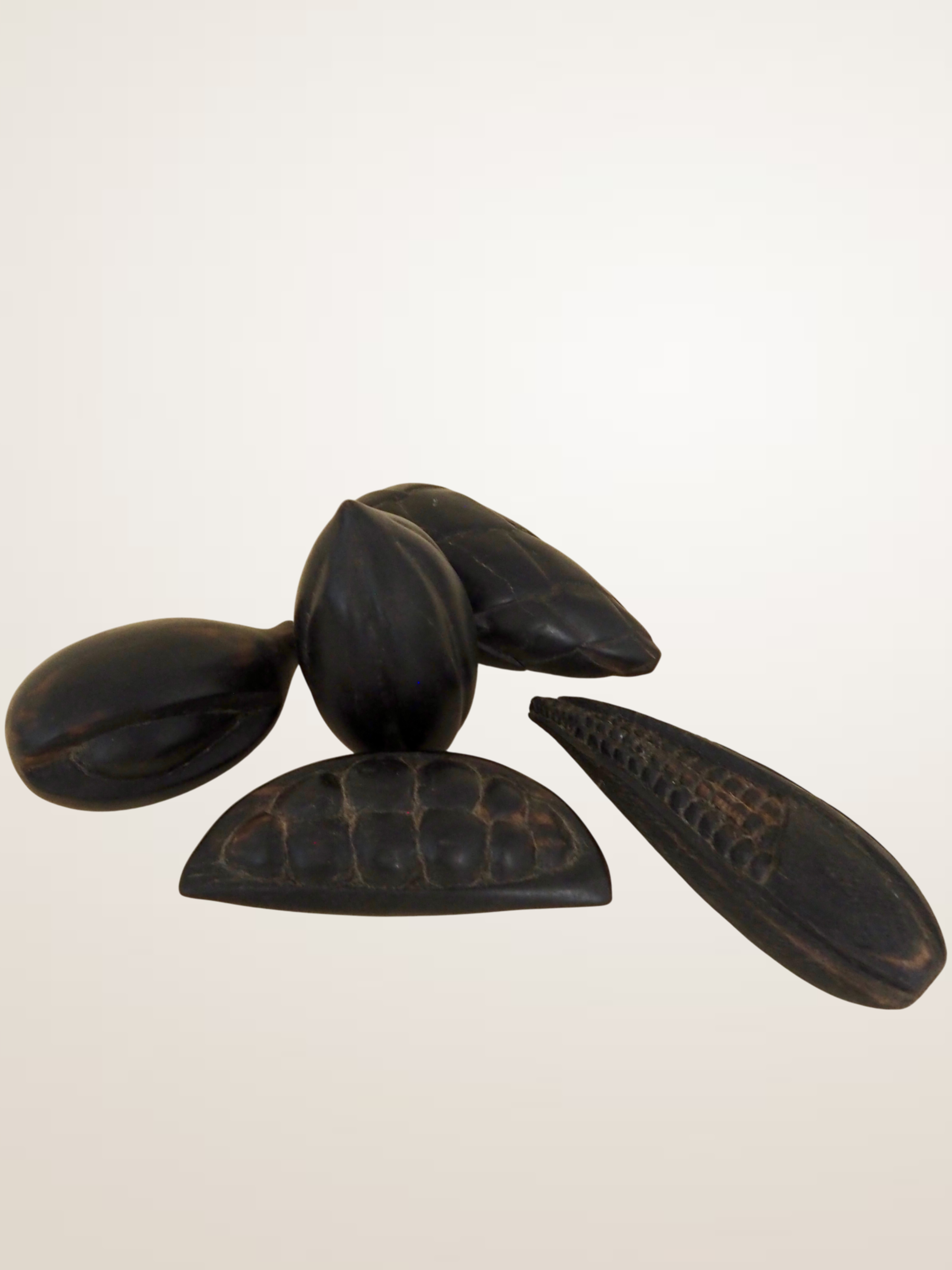 Ensemble de fruits décoratifs en bois sculpté noirci