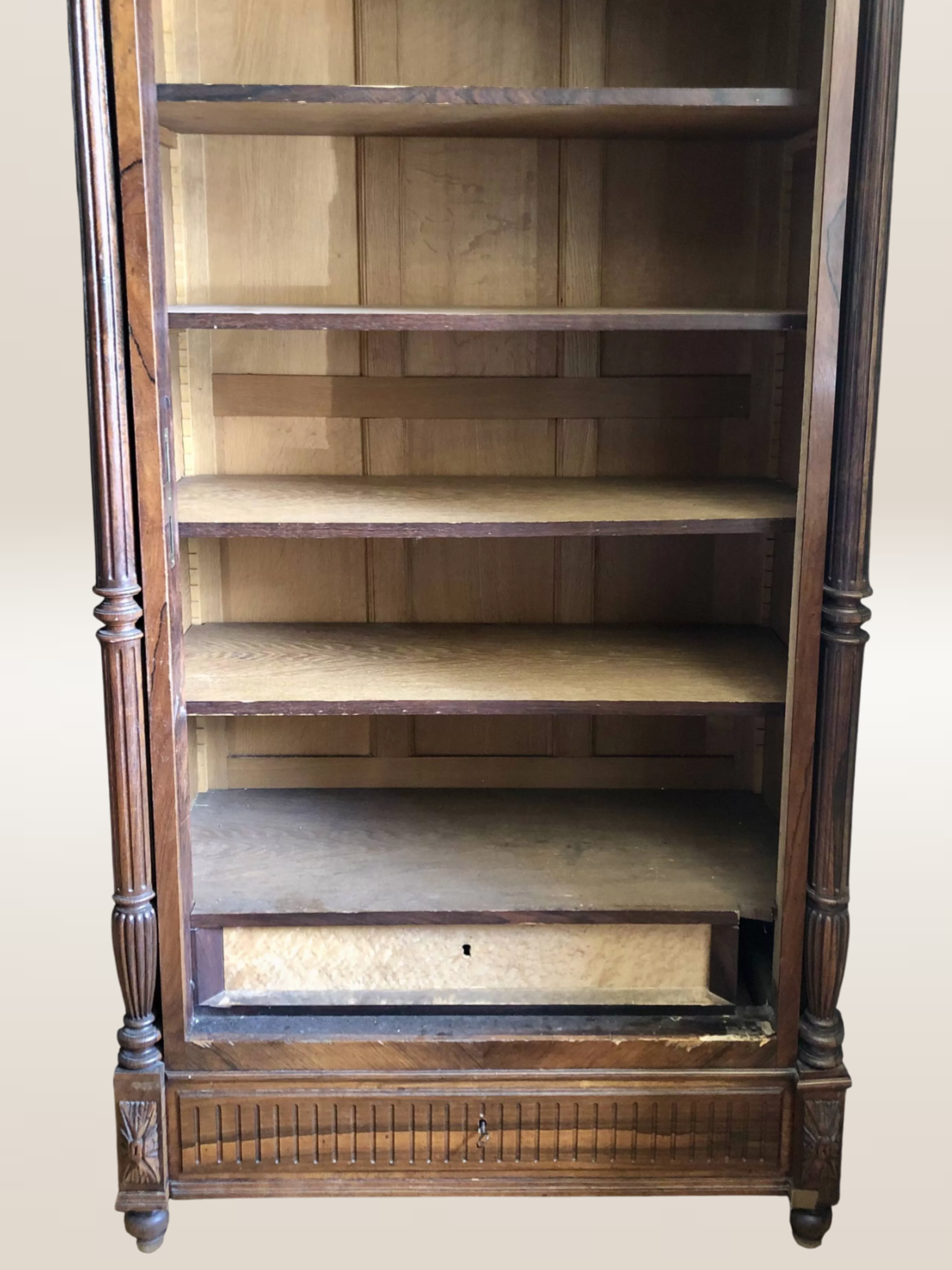 Bibliothèque en bois massif et placage