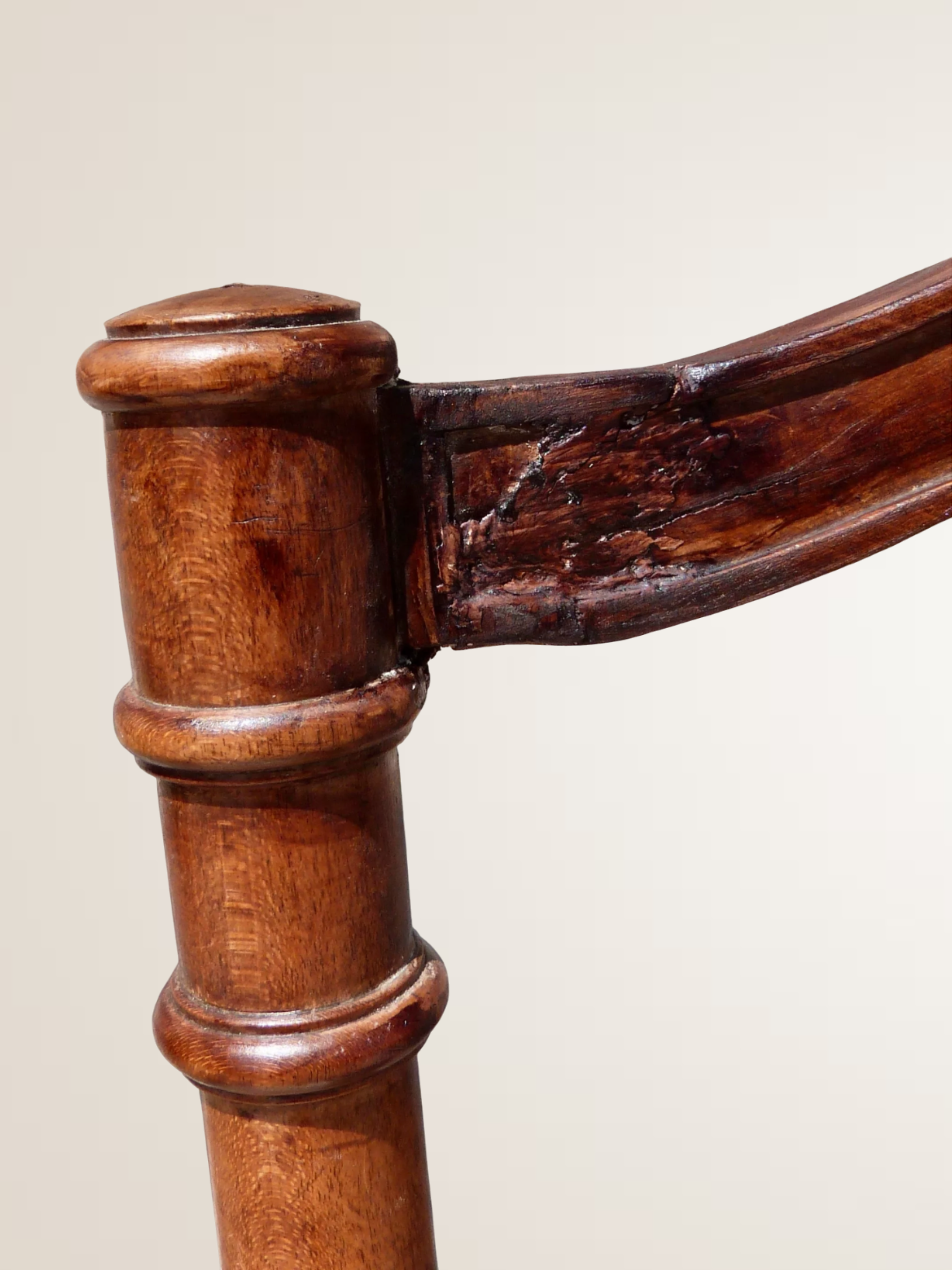 Paire de chaises volantes avec assise tapissée