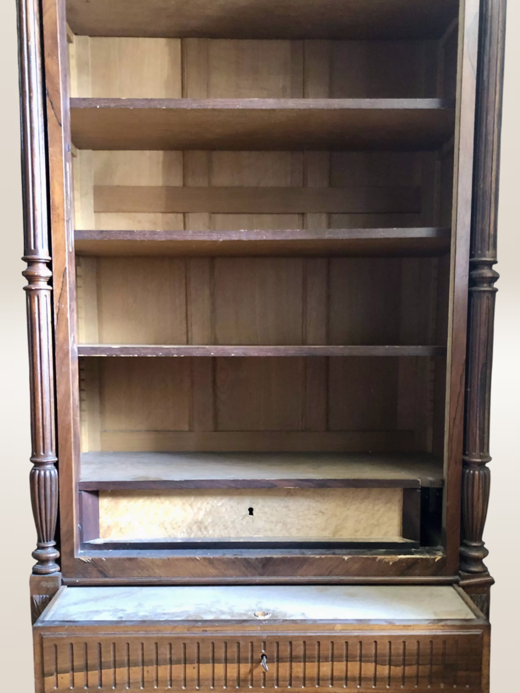Bibliothèque en bois massif et placage