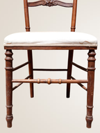 Paire de chaises volantes avec assise tapissée