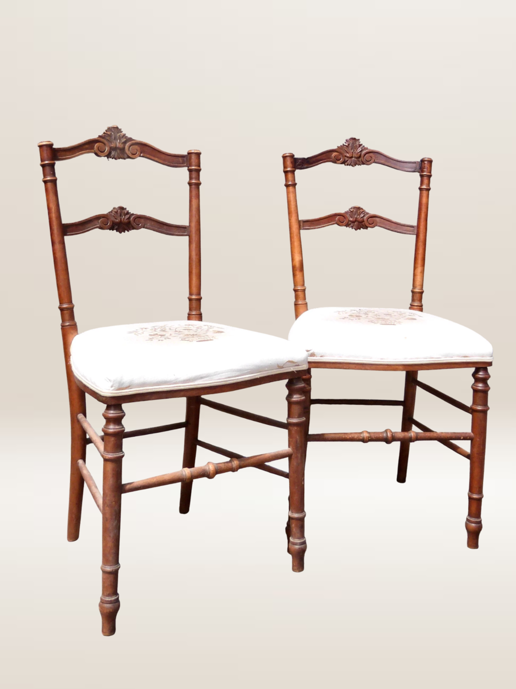 Paire de chaises volantes avec assise tapissée
