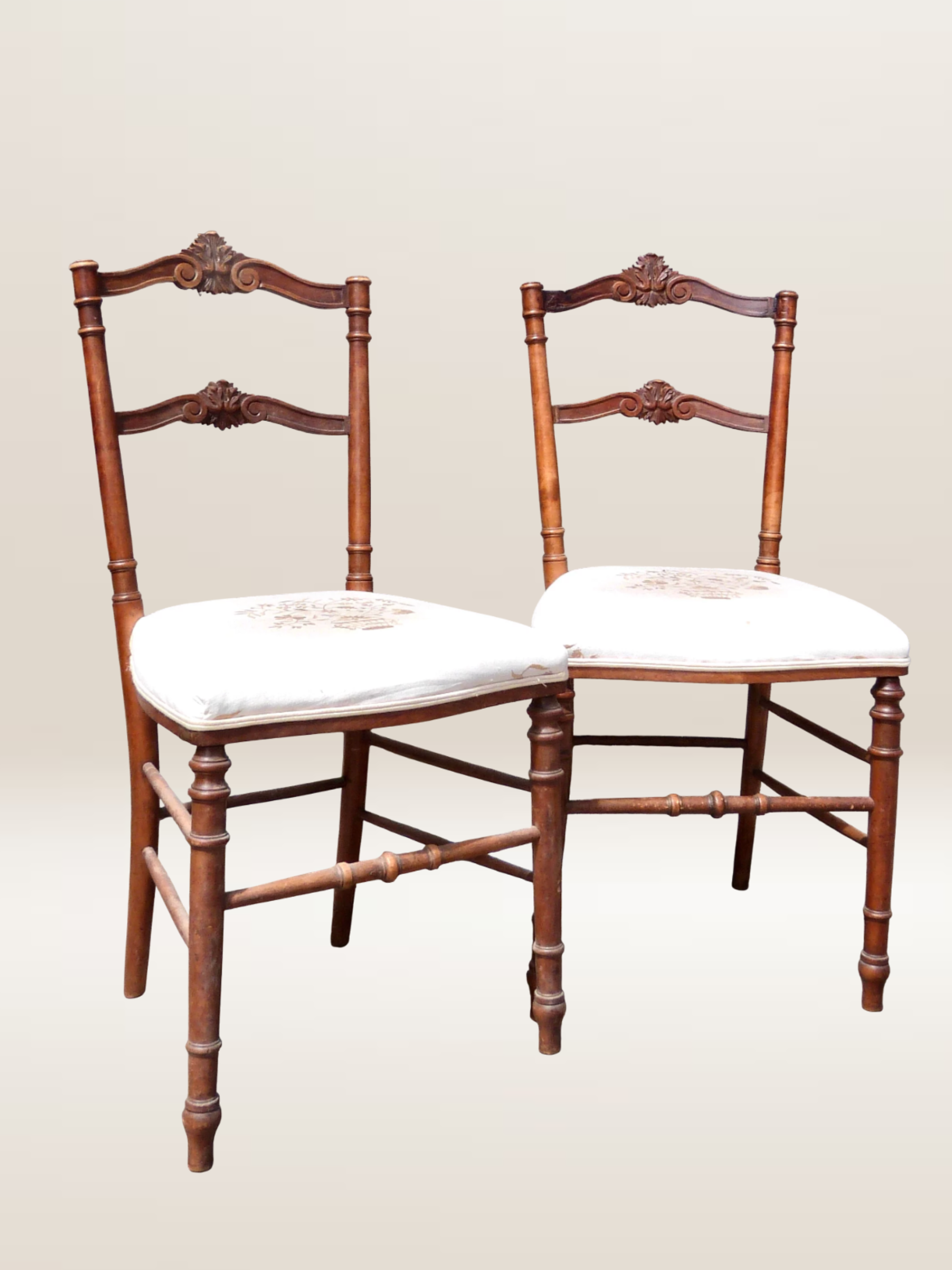 Paire de chaises volantes avec assise tapissée
