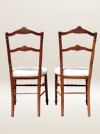 Paire de chaises volantes avec assise tapissée