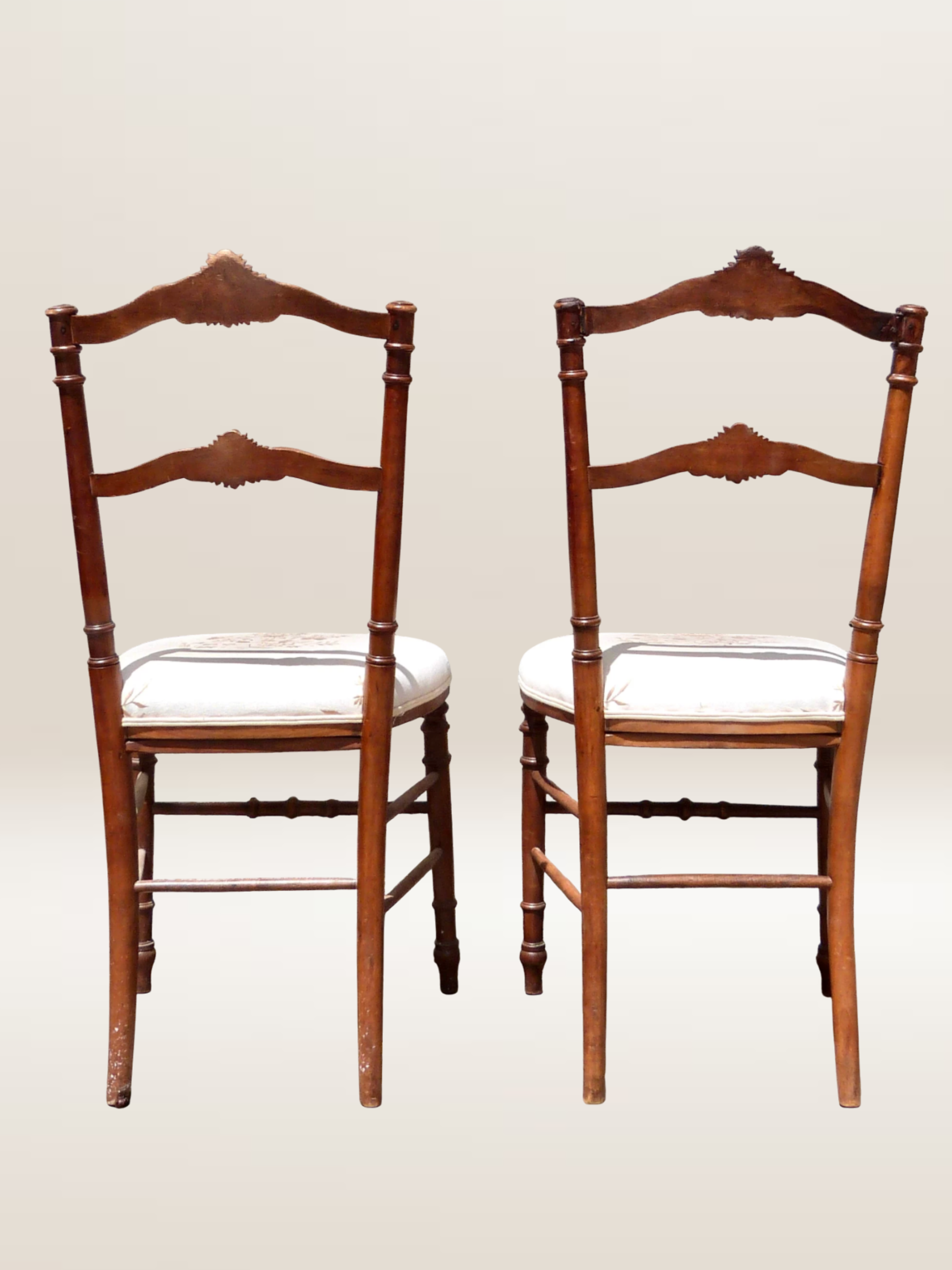 Paire de chaises volantes avec assise tapissée