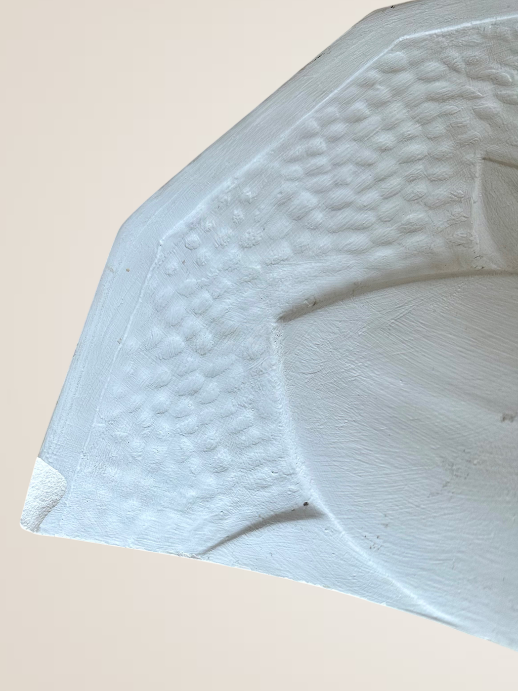 Paire d'appliques en plâtre, décor palmettes, XXe
