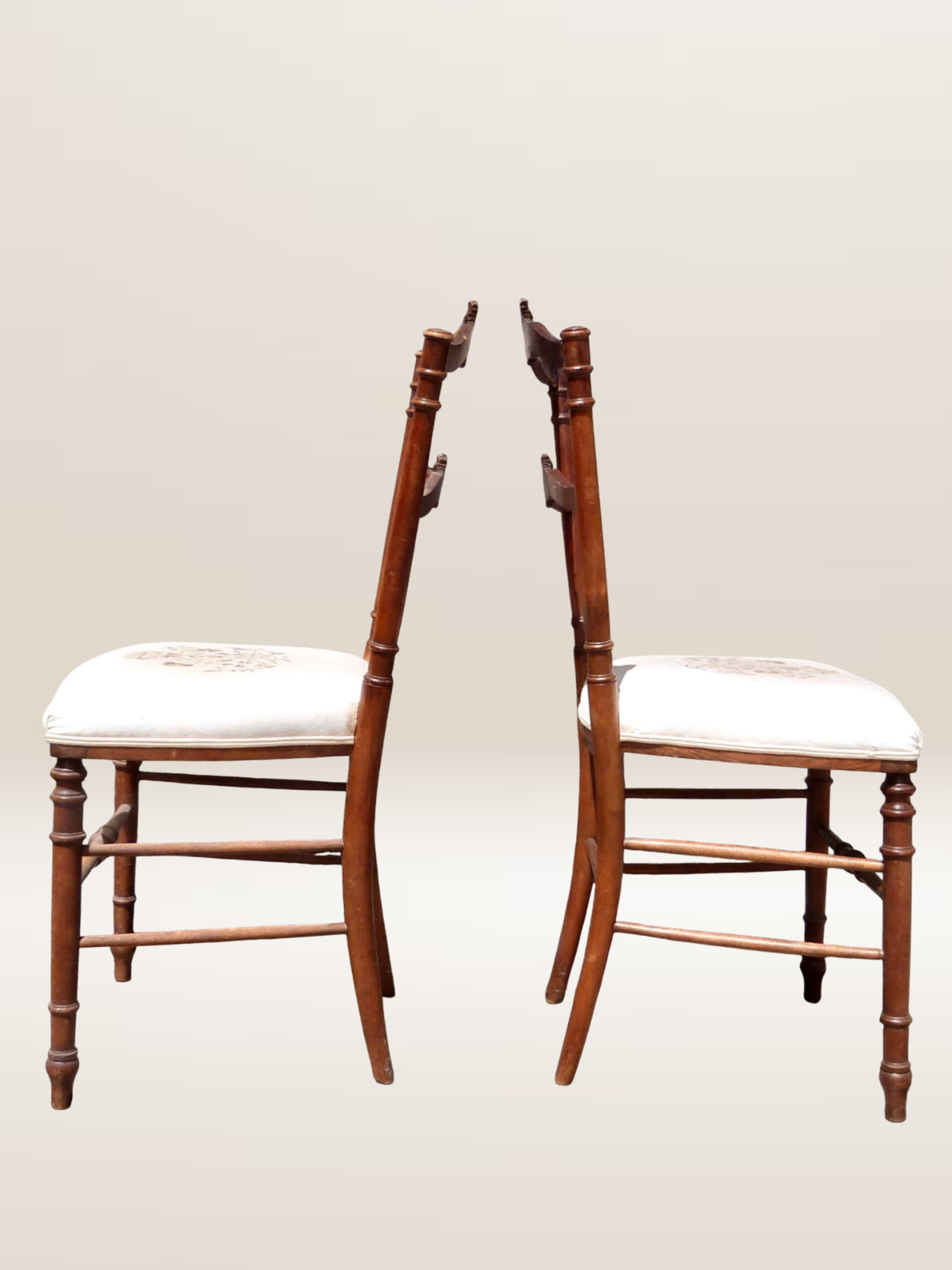 Paire de chaises volantes avec assise tapissée