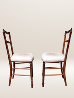 Paire de chaises volantes avec assise tapissée