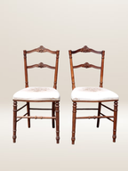 Paire de chaises volantes avec assise tapissée