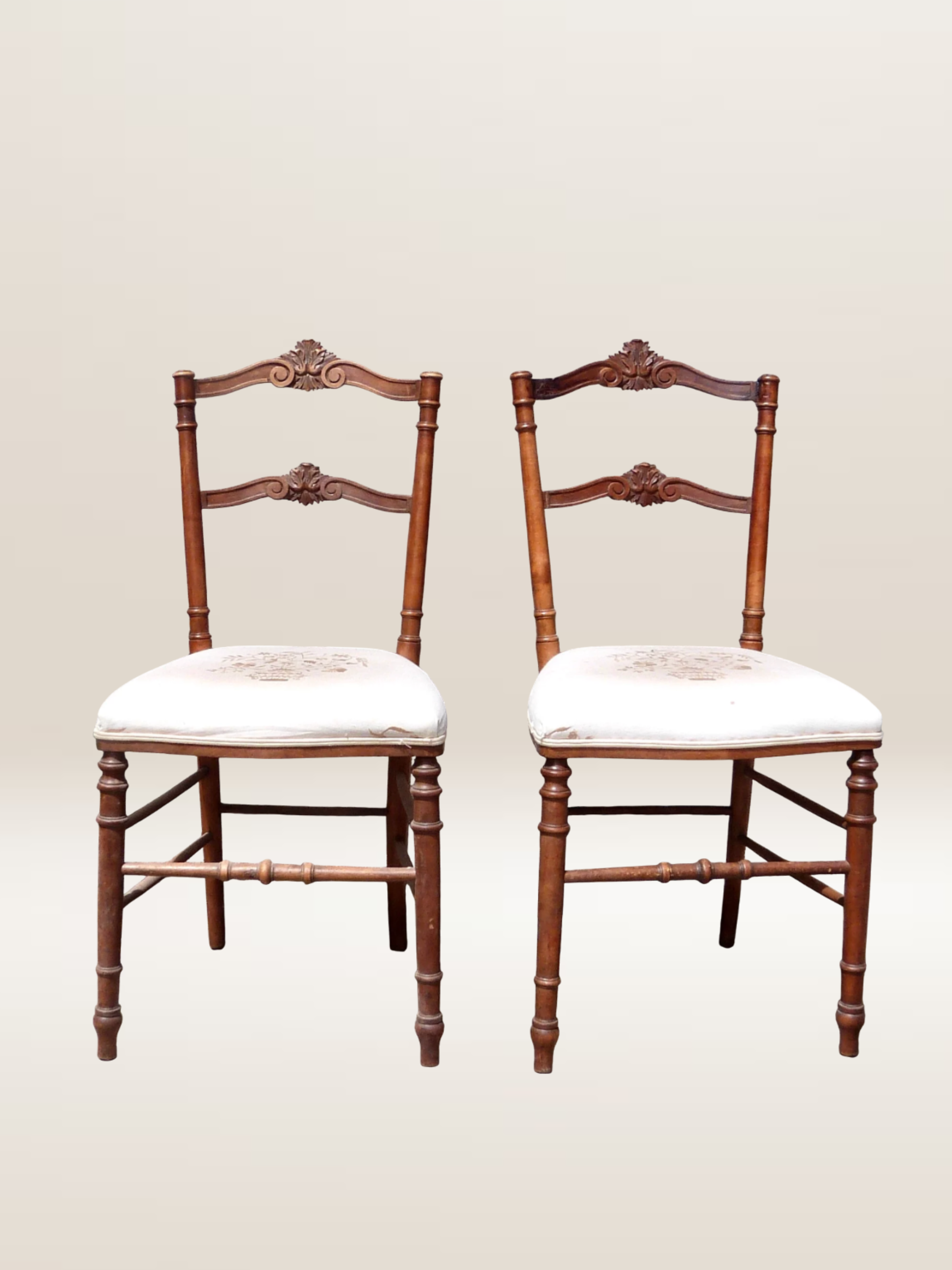 Paire de chaises volantes avec assise tapissée