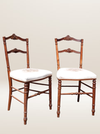 Paire de chaises volantes avec assise tapissée