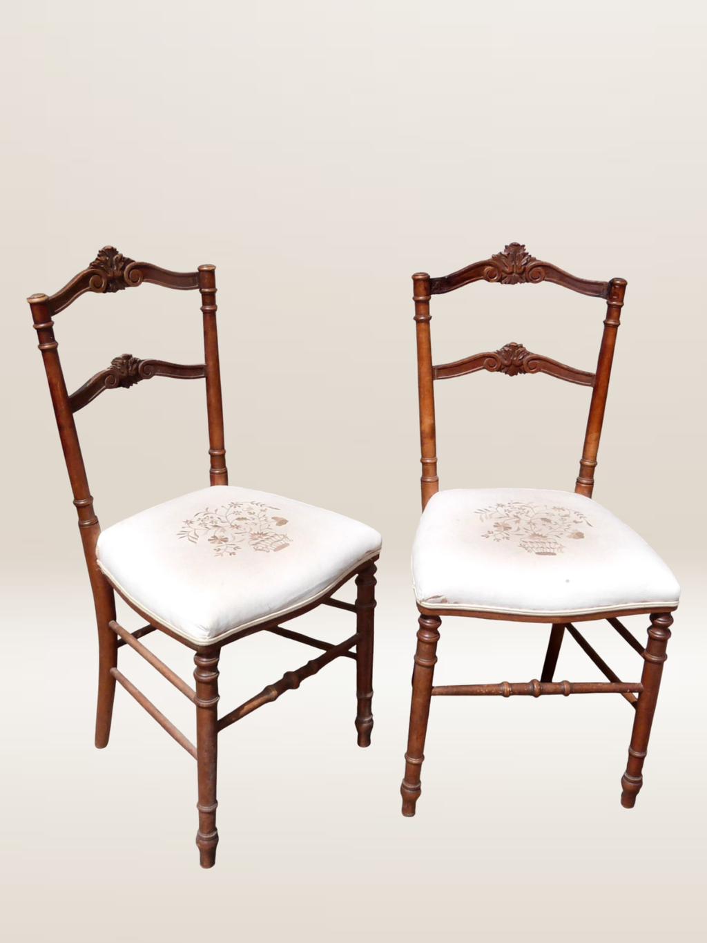 Paire de chaises volantes avec assise tapissée