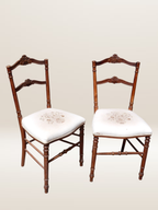 Paire de chaises volantes avec assise tapissée